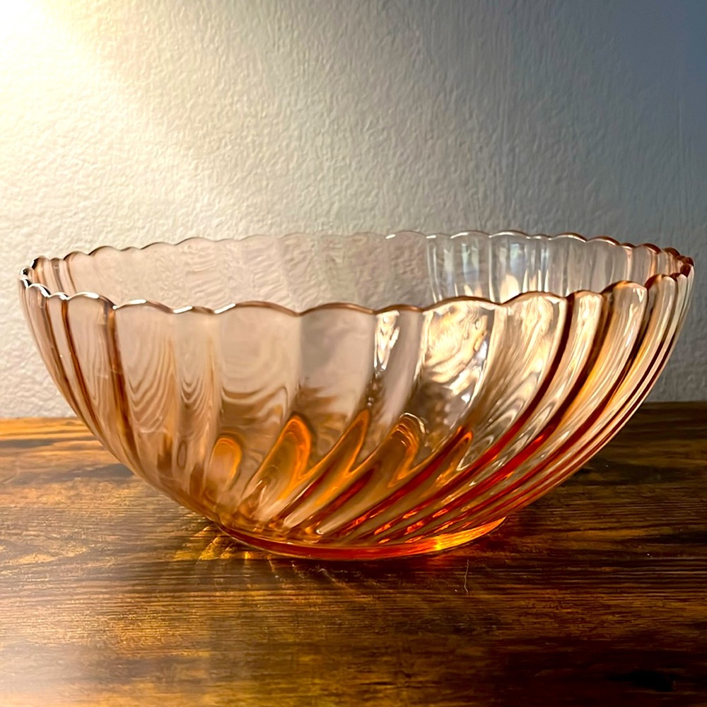 Vintage Arcoroc France pink rosaline swirl 9” glass serving bowl